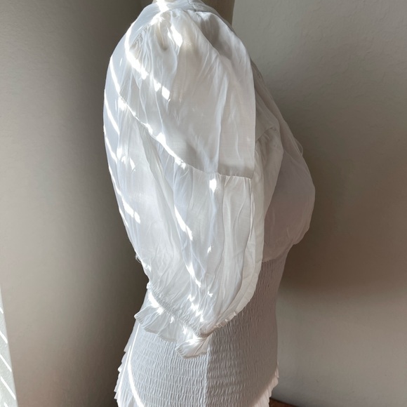 Do+BE White V-Neck Blouse with Ballon Sleeves with a feminine trim. Small NWT - Picture 3 of 9